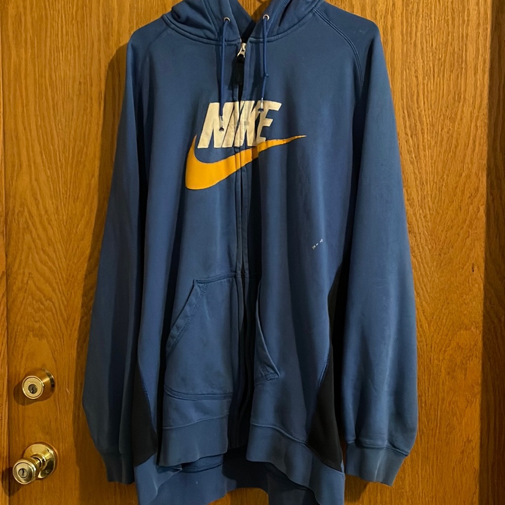 Vintage Nike zip up hoodie. Small paint mark on front.
